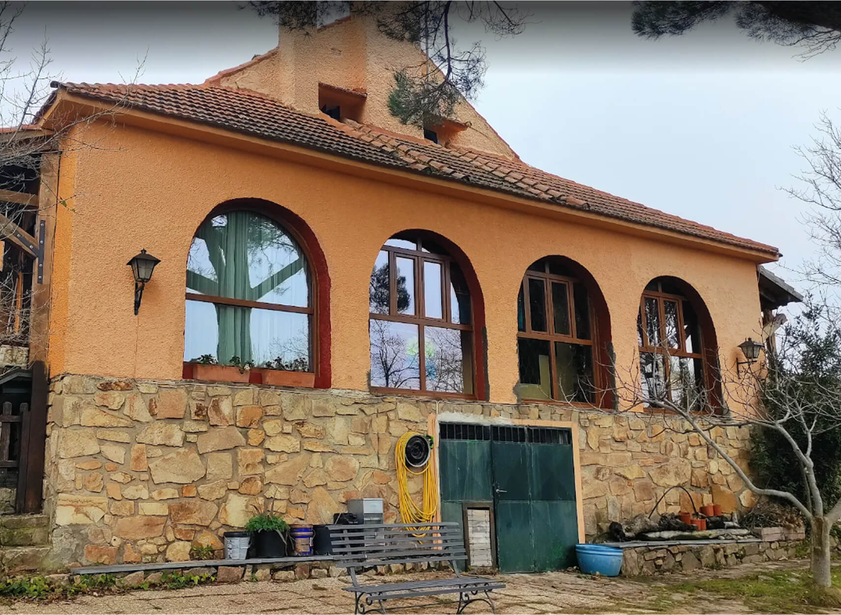 Janelas com arco em casa de campo